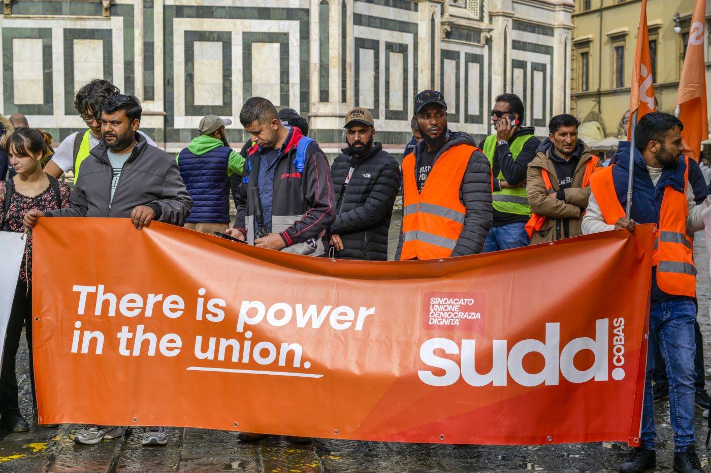 Prato, violenza durante lo sciopero: sindacalista del Sudd Cobas aggredito a calci e pugni